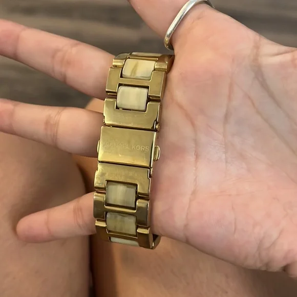 Michael Kors gold watch - Picture 2 of 4